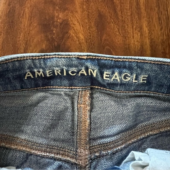 American Eagle Cutoff Distressed High Rise Denim Mom Jeans size 4 - Picture 2 of 7